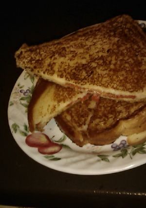 A picture of Grilled cheese and pepperoni 🍕 pizza sandwich.