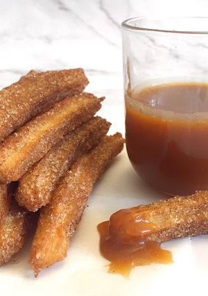 Churros karamell szósszal recept fotója