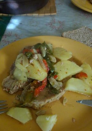 Una foto de Costeletas de cerdo con papas y verduras