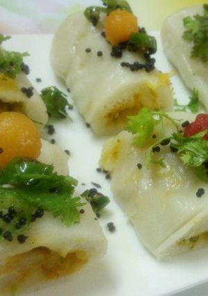 A picture of Potato stuffed rice rolls.