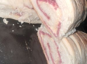 Una foto de Pan casero relleno de salame y queso