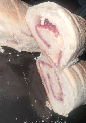 Una foto de Pan casero relleno de salame y queso