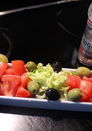 Foto principal de Ensalada de kiwi y tomate con sal rosa
