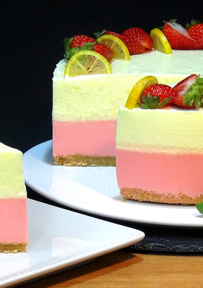Una foto de Cheesecake de fresa y limón sin horno, no creerás lo fácil que es de hacer