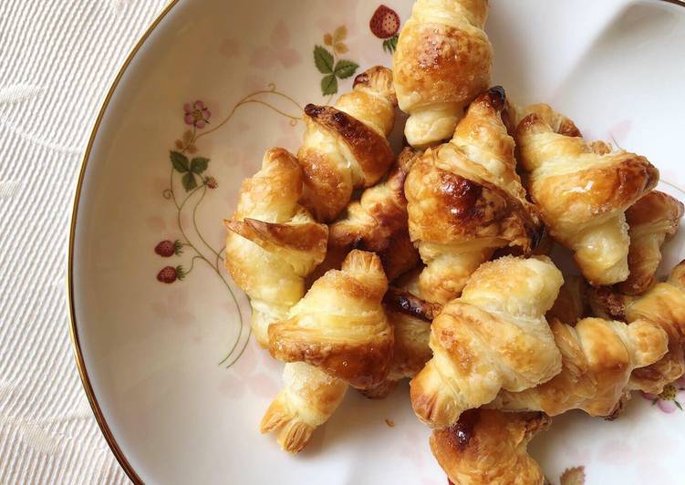 Simple mini croissants