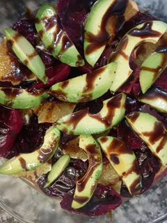 Una foto de Ensalada de Remolacha, Naranja y Palta