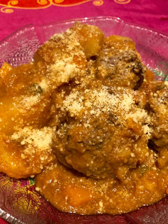 Una foto de Albóndigas con papas estilo estofado