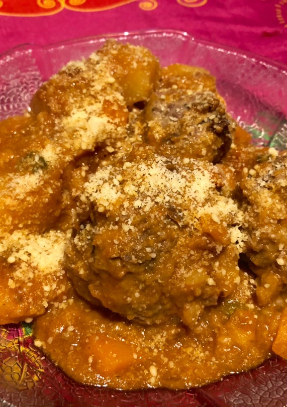 Una foto de Albóndigas con papas estilo estofado