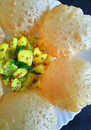 A picture of Aloo puri.