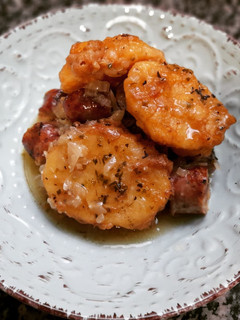 Una foto de Patatas a la importancia con butifarra