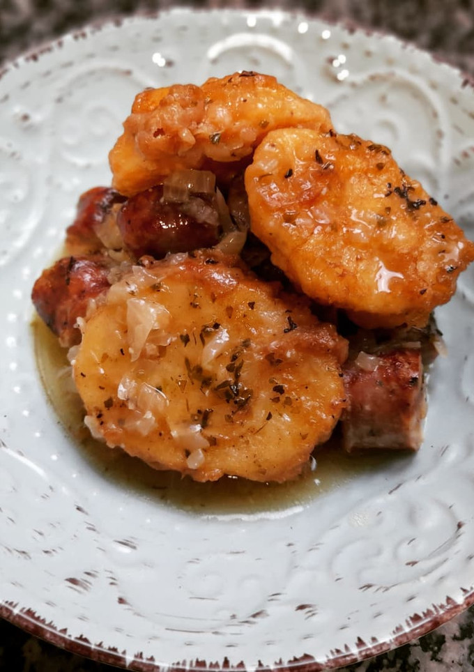 Una foto de Patatas a la importancia con butifarra