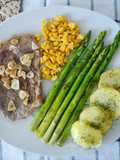 Filete de ternera con esparragos trigueros, patata y maíz
