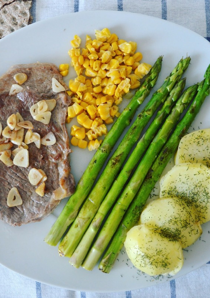 Una foto de Filete de ternera con esparragos trigueros, patata y maíz