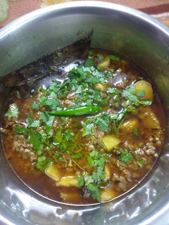 आलू गोश्त सालन (aloo gosht salan recipe in Hindi) रेसिपी मुख्य फोटो