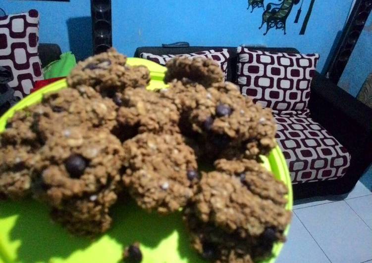 Langkah Mudah untuk Membuat Oatmeal choco chips cookies,super quick dan menyehatkan Anti Gagal