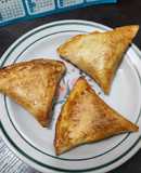 Pastelitos de queso o pollo con antipasto