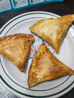 Una foto de Pastelitos de queso o pollo con antipasto