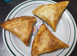 Una foto de Pastelitos de queso o pollo con antipasto