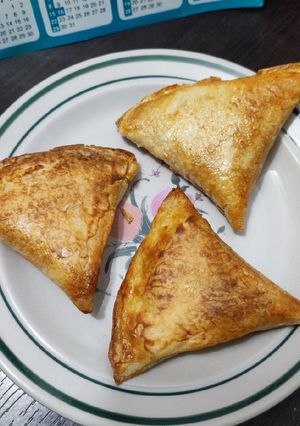 Una foto de Pastelitos de queso o pollo con antipasto