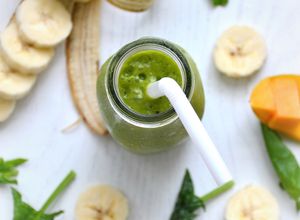 Hình của món Sinh tố cải bó xôi, chuối, xoài.