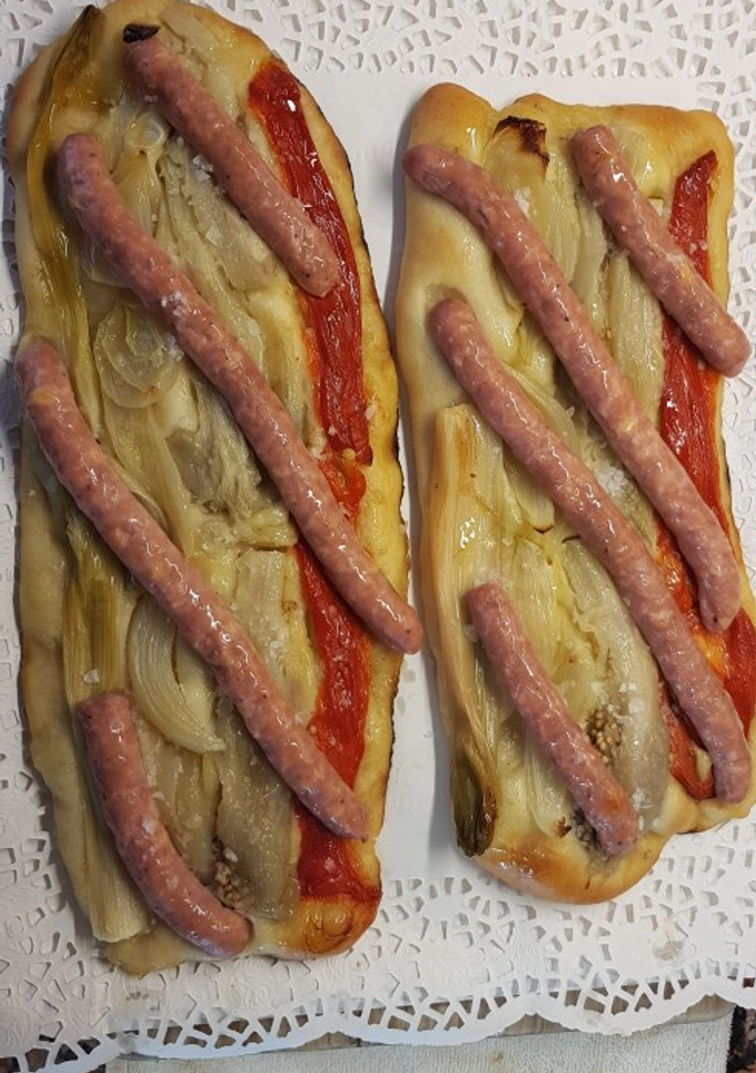 Una foto de Coca de recapte de escalibada y salchichas