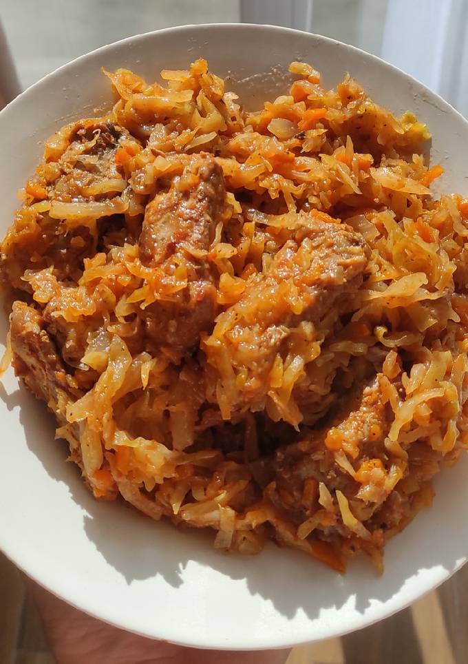 Тушкована капуста з ребрами