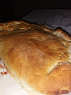Una foto de Pizza o pan relleno al horno de barro