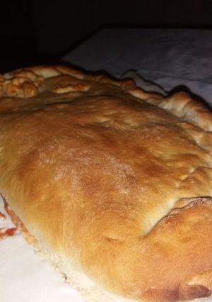 Una foto de Pizza o pan relleno al horno de barro
