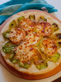 Foto di FOCACCIA CON FIORI DI ZUCCHINA, ACCIUGHE E SCAMORZA