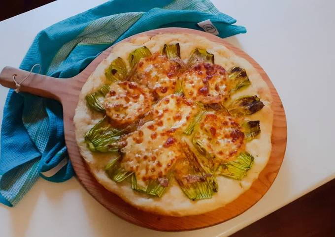 FOCACCIA CON FIORI DI ZUCCHINA, ACCIUGHE E SCAMORZA