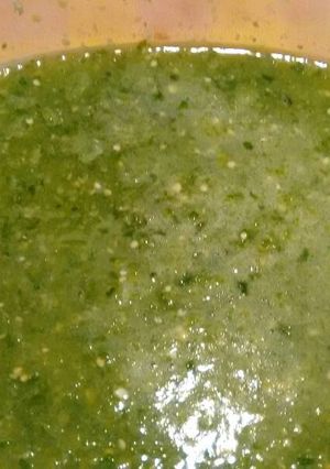Una foto de Salsa verde cruda. ॐ