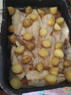 Una foto de Lubina al horno con tomate natural