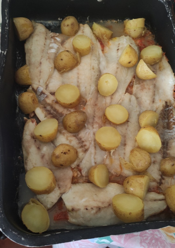 Una foto de Lubina al horno con tomate natural