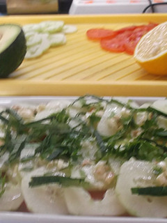 Una foto de Ensalada de aguacate, pepino y tomate