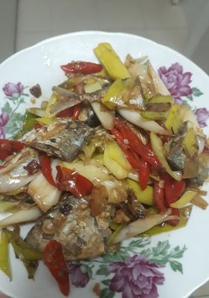 Foto resep Tumis ikan asin & daun prei pedas manis