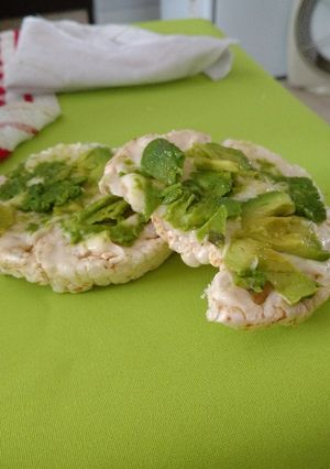 Una foto de Galletas de arroz con queso y palta