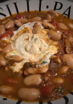 Une photo de Haricots Tarbais aux épices et à la tomate, sauce au yaourt et au Tahini