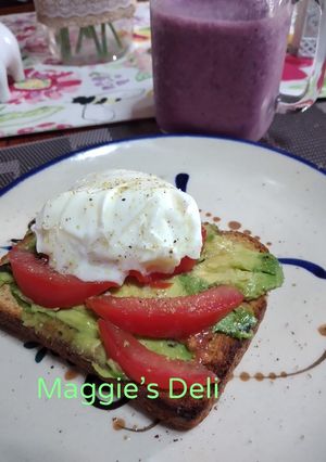 Una foto de Tostada de aguacate y huevo
