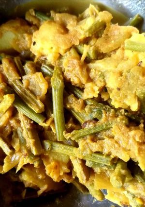 লাউয়ের ডাঁটার চচ্চড়ি (lauer data chorchori recipe in Bengali) রেসিপির প্রধান ছবি