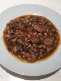 Una foto de Alubias a la marinera (con calamaritos y gambas)