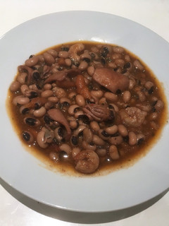 Una foto de Alubias a la marinera (con calamaritos y gambas)