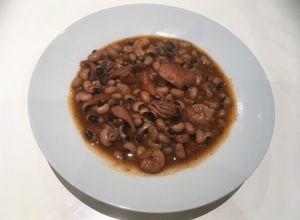 Foto principal de Alubias a la marinera (con calamaritos y gambas)