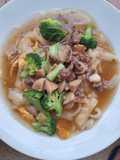 Kwetiau Siram Brokoli Cah Sapi dan Baso
