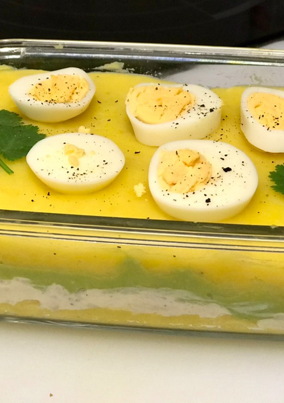 Una foto de Causa limeña de pollo