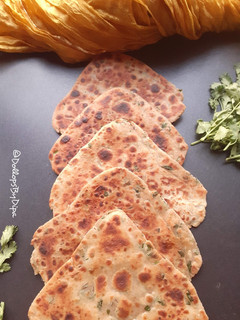 जोवार धनिया पराठा (jowar coriander paratha recipe in Hindi) रेसिपी मुख्य फोटो