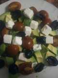 Ensalada con aguacate, tomate, queso y aceitunas