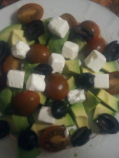 Una foto de Ensalada con aguacate, tomate, queso y aceitunas