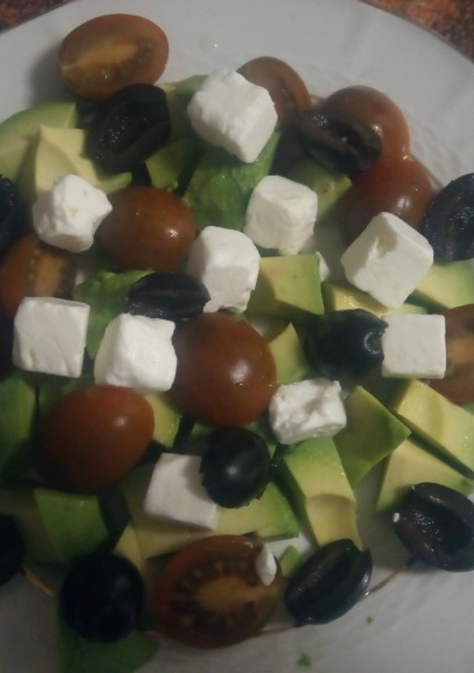 Una foto de Ensalada con aguacate, tomate, queso y aceitunas