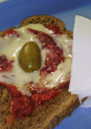 Una foto de Pizzetas exprés de pan lactal y c/longaniza 🍕→(° °)ノ