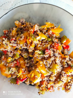 Una foto de Quinoa blanca y roja con verduras
